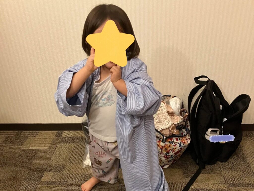 東横インの客室でくつろぐ娘