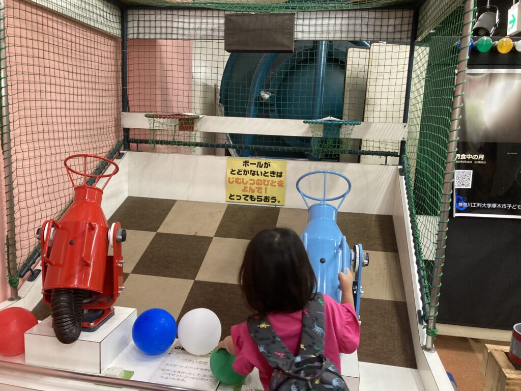 厚木市子ども科学館のエアーバスケットで遊ぶ4歳の娘
