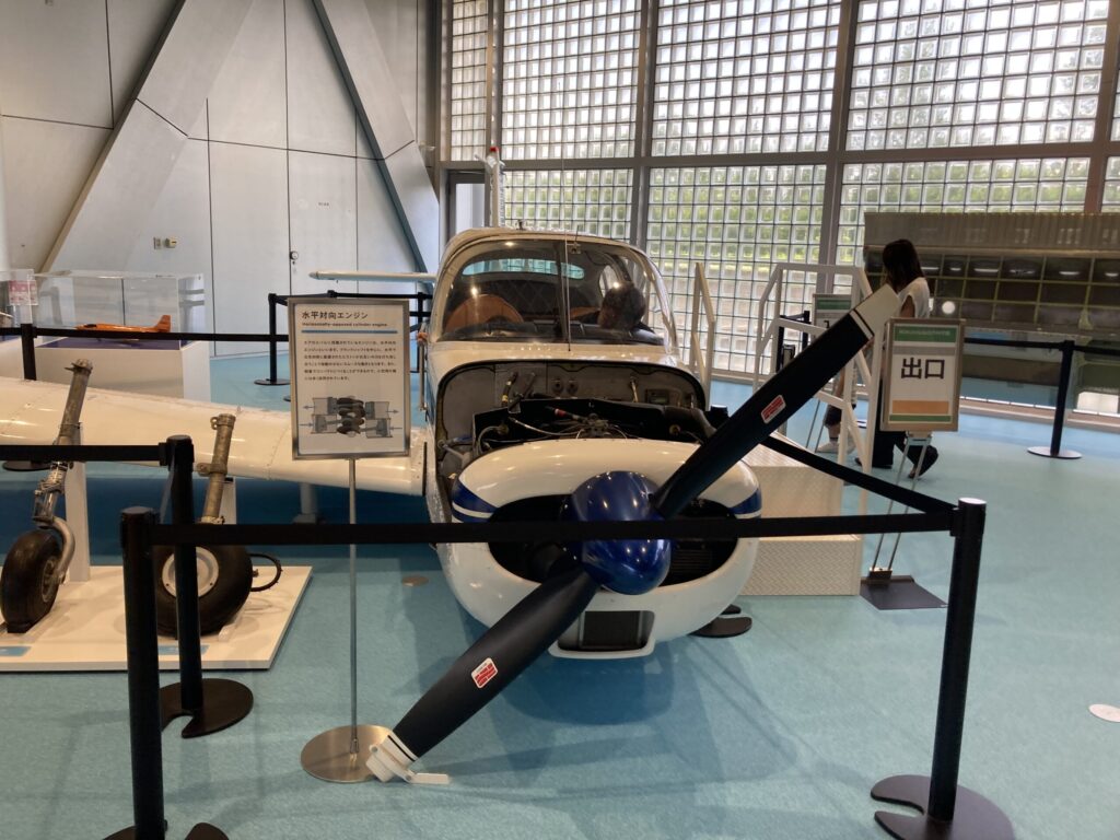 仙台市科学館で4歳娘が航空機エアロスバルに乗っている様子