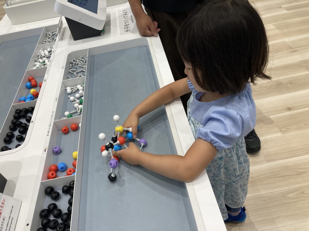 仙台市科学館4階の元素記号を作る体験型展示で遊ぶ4歳娘