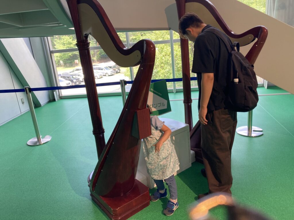 仙台市科学館の光のアンサンブルで赤外線を使って音を鳴らす体験