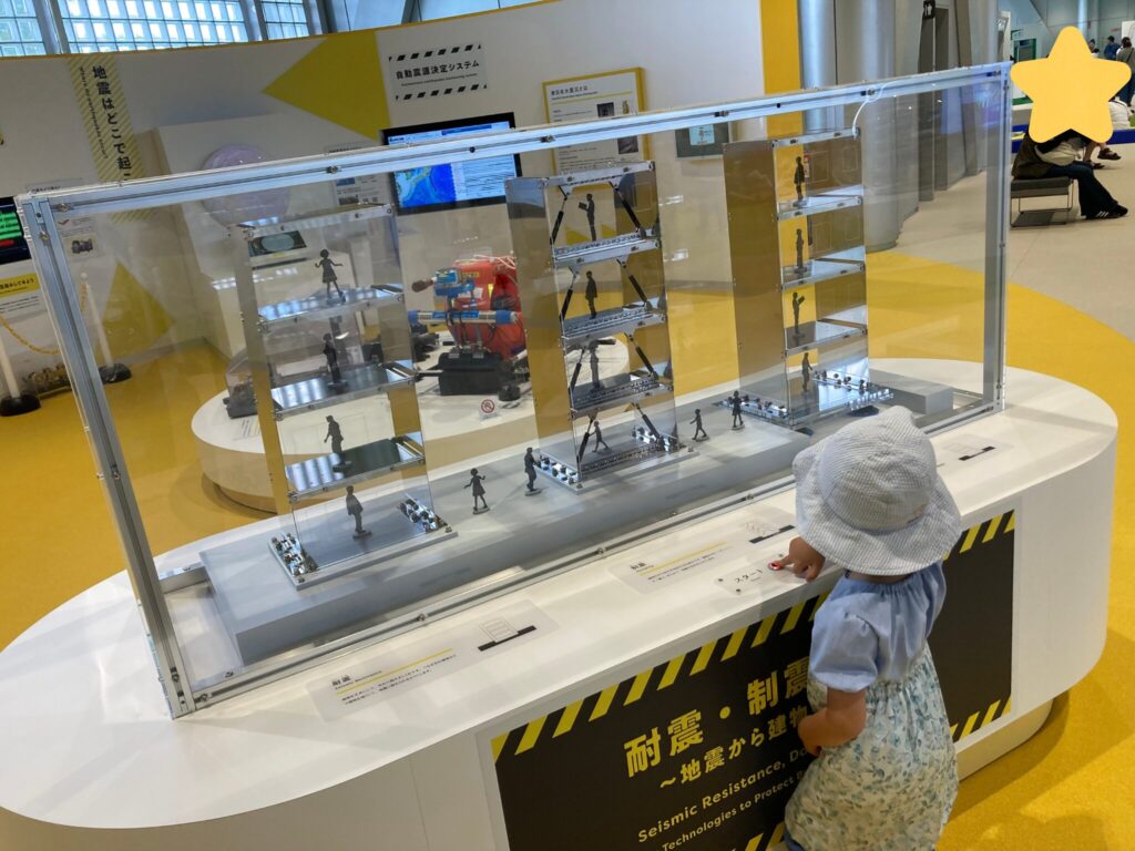 仙台市科学館で4歳娘が耐震・制震・免震の比較体験装置を操作している様子