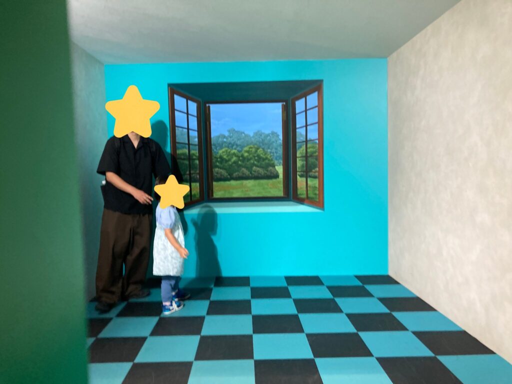 仙台市科学館のエイムズの部屋で夫が大きく4歳娘が小さく見える様子
