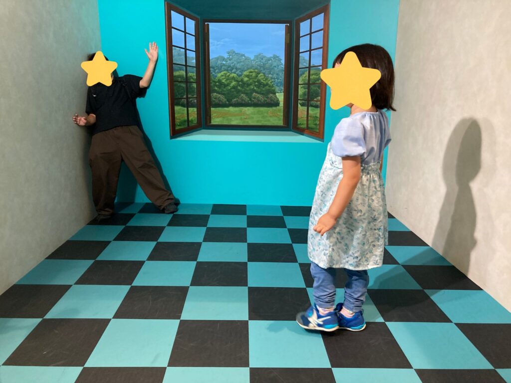 仙台市科学館のエイムズの部屋で4歳娘が夫より大きく見える様子