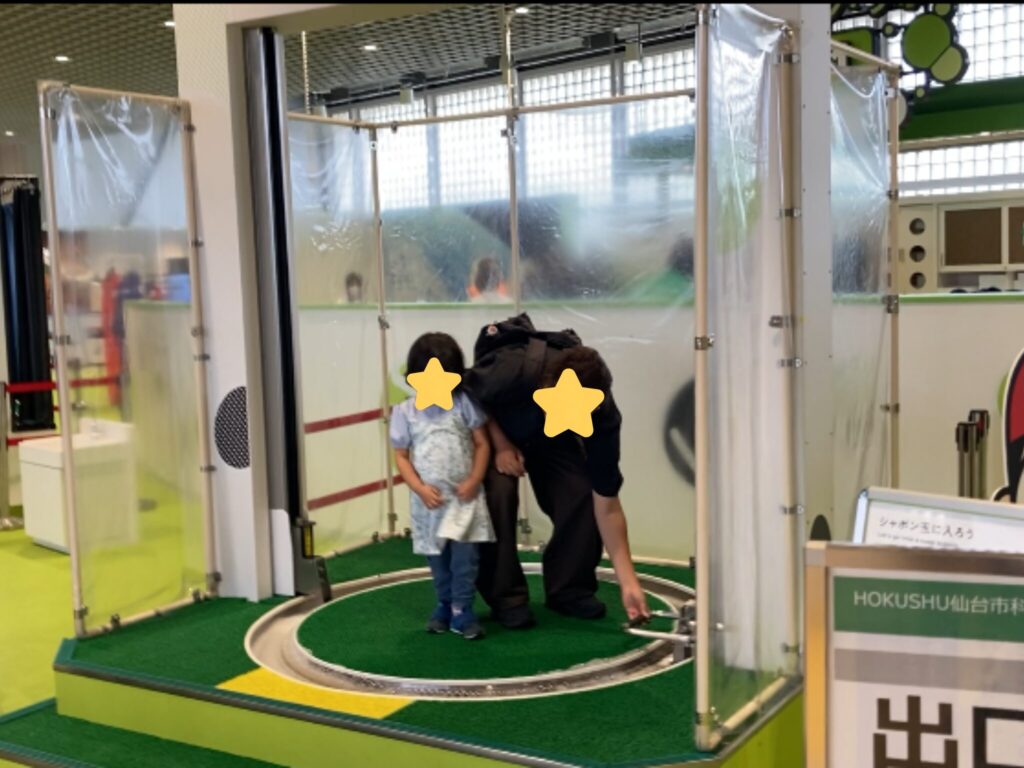 仙台市科学館で4歳娘とパパが大きなシャボン玉の中に入る体験