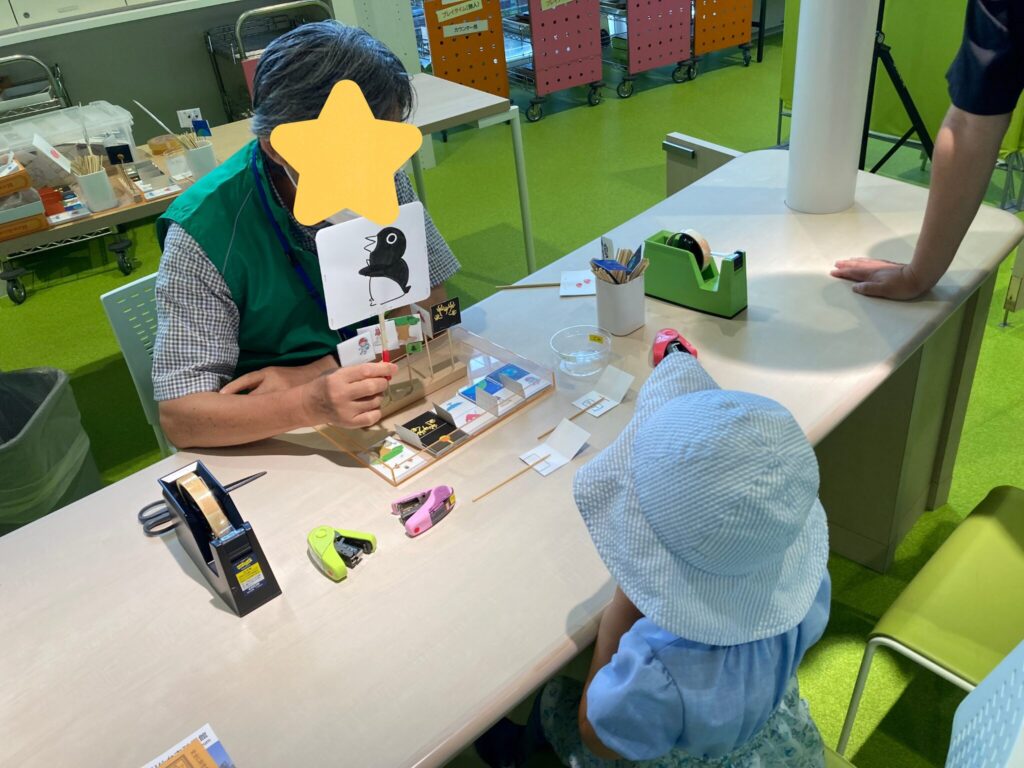 仙台市科学館のチャレンジ・ラボで工作体験に参加する4歳娘